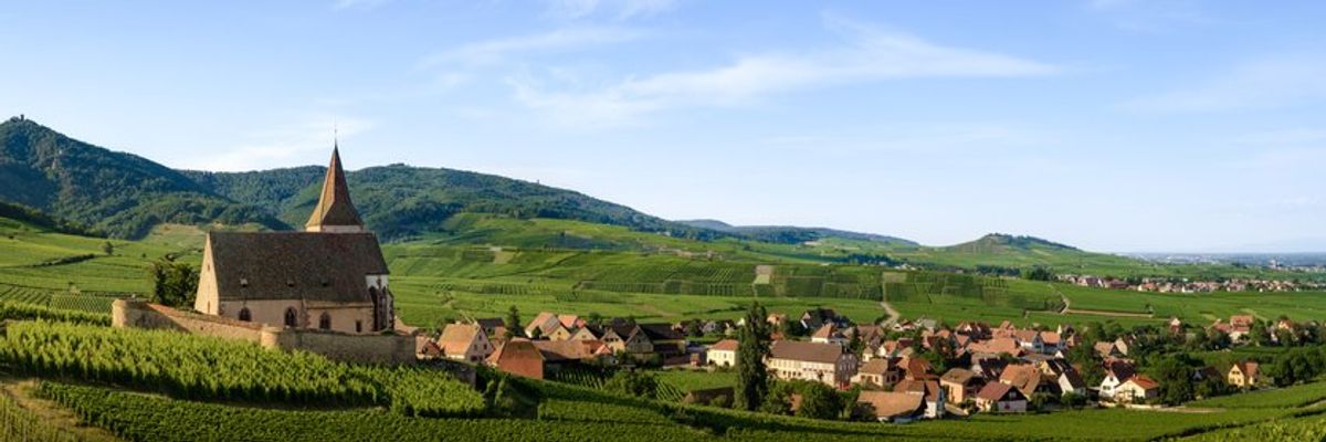 egy francia falu látképe