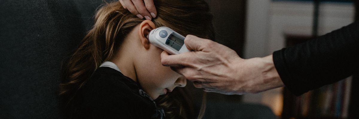 Egy fülhőmérővel mérik egy kislány testhőmérsékletét 