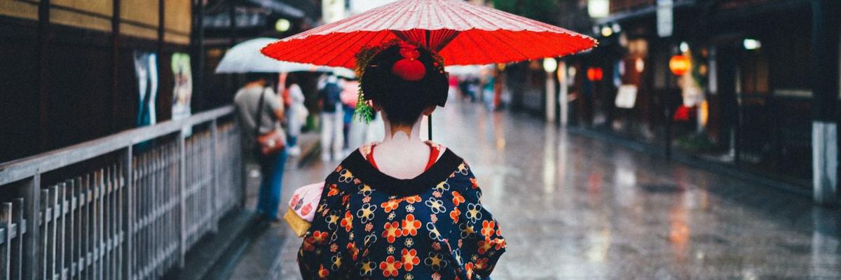 egy gésa sétál a japán főváros, tokió utcáin
