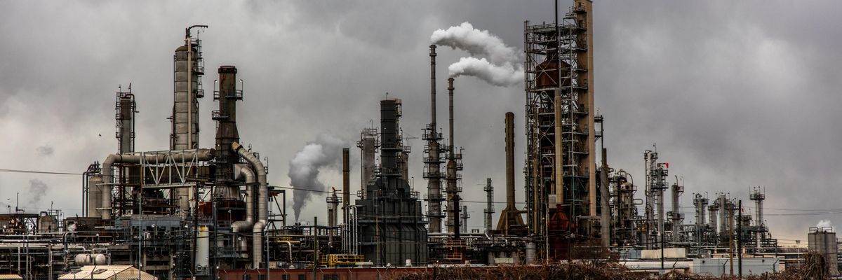 Egy gyár kéményeiből száll a levegőbe a szén-dioxid, klímaváltozás