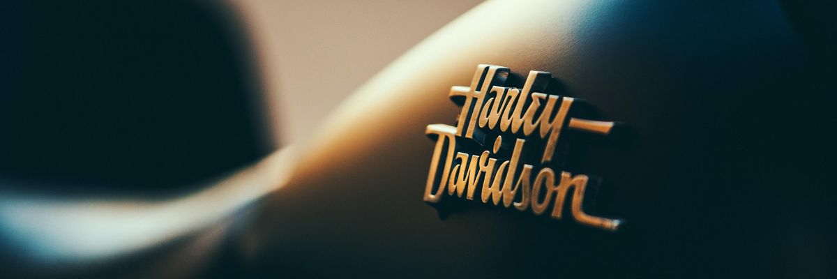 Egy Harley-Davidson logo.