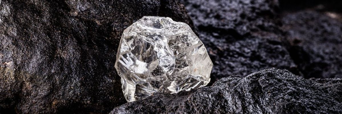 egy hatalmas csiszolatlan gyémánt