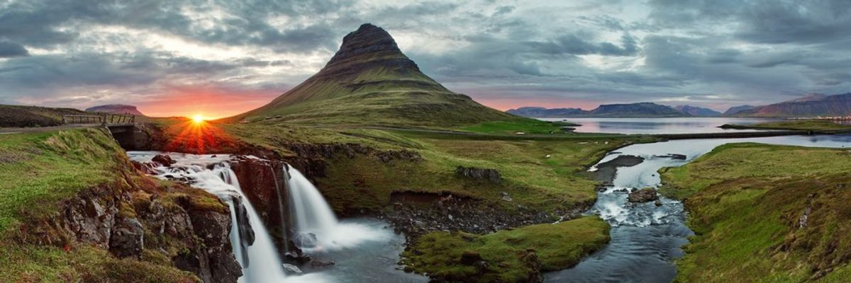 egy hegy Izlandon, naplementével, vízeséssel