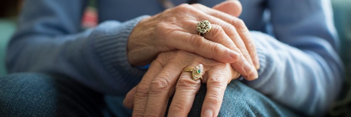 egy idős hölgy kezei gyűrűvel