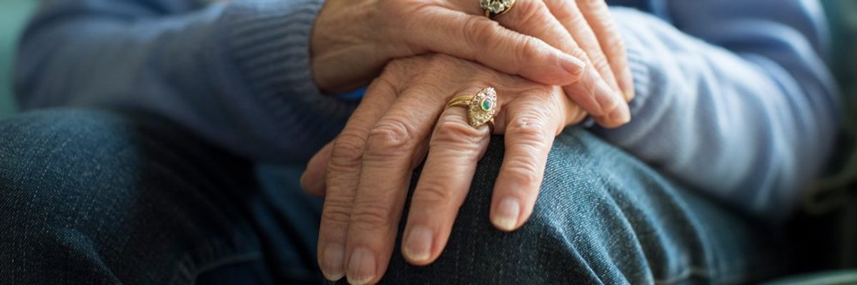 egy idős hölgy kezei gyűrűvel