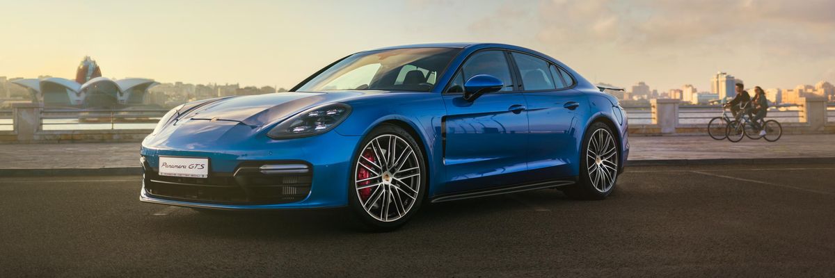 Egy kék Porsche Panamera.