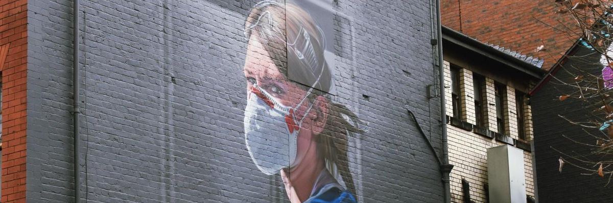Egy maszkos nővér graffitije egy téglafalon