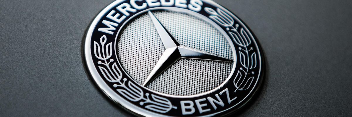 Egy Mercedes-Benz embléma.