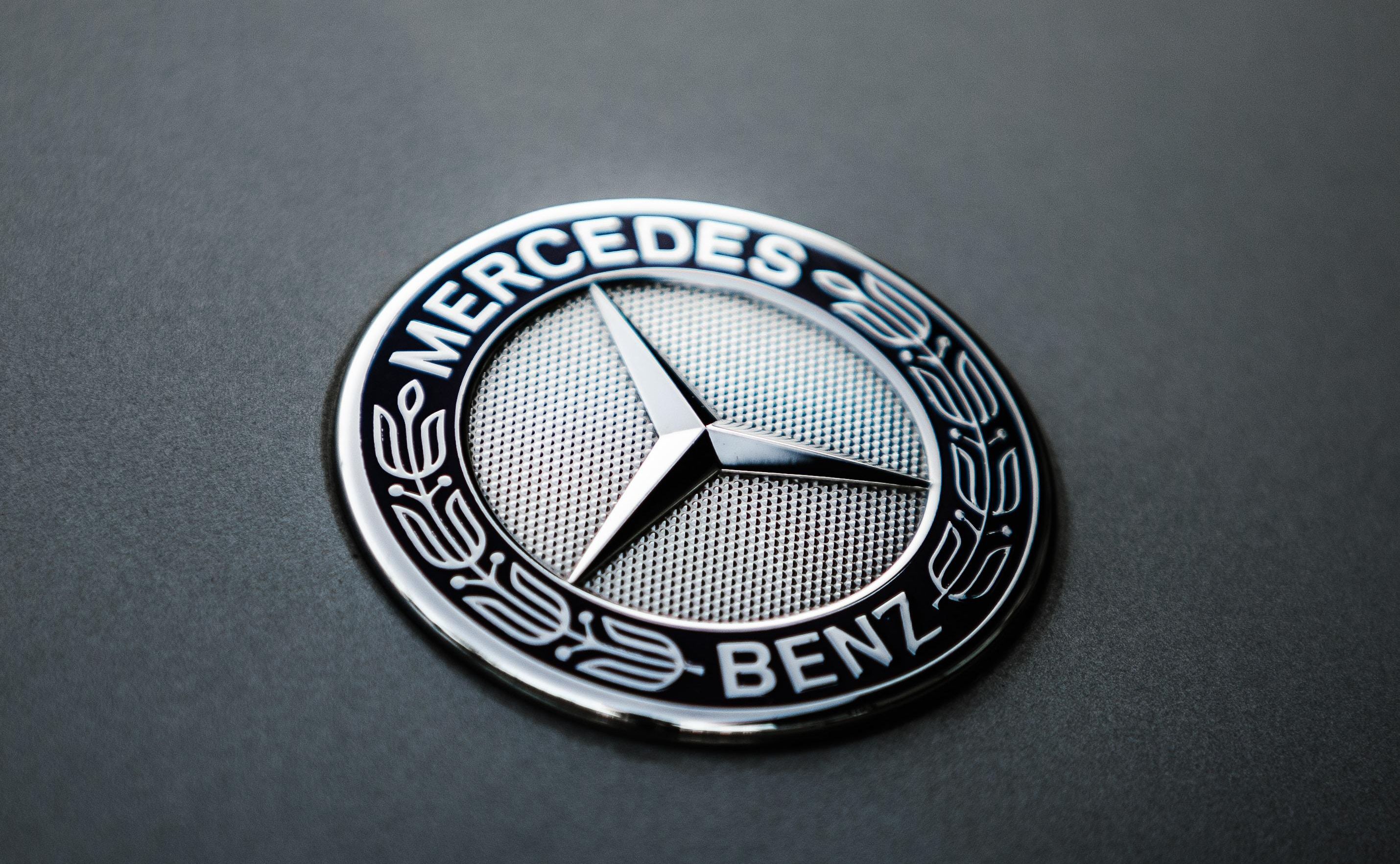 Egy Mercedes-Benz embléma.