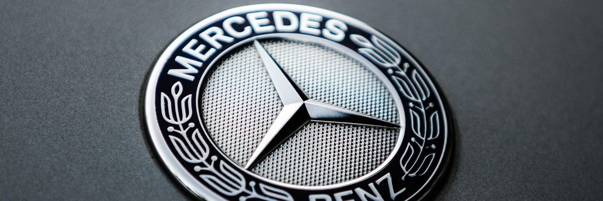 Egy Mercedes-logo.