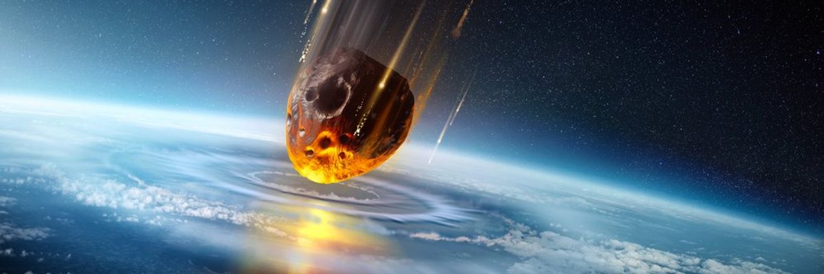 egy meteorit becsapódik a Földbe