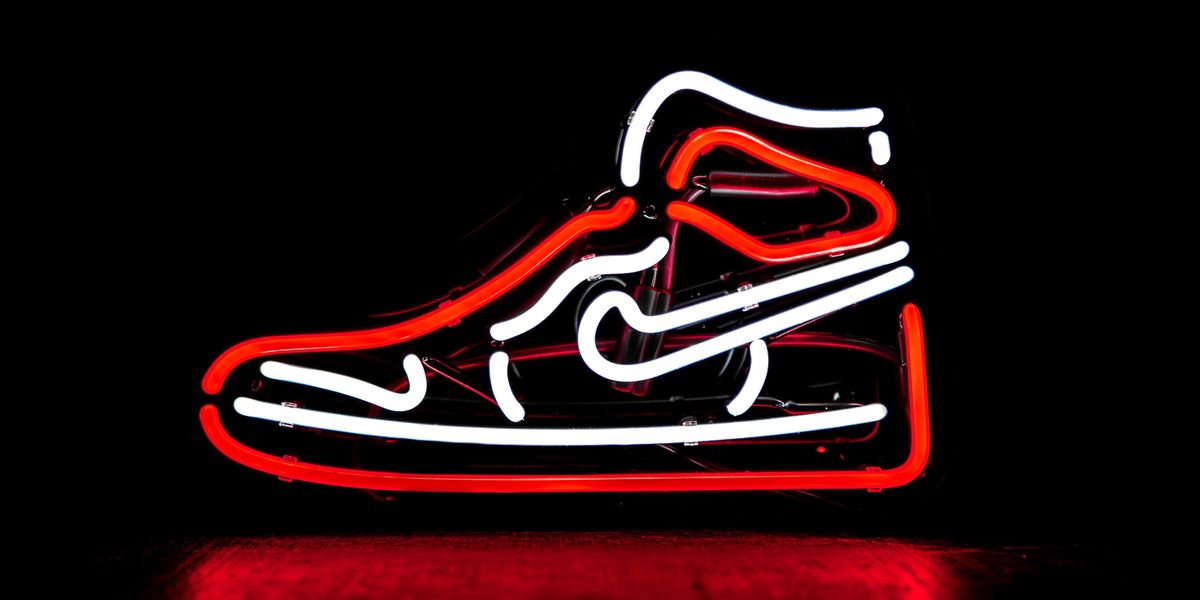 Egy Nike-cipő alakú neonszobor.