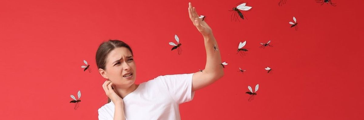 egy nő a karjával űzi el a rajzolt szúnyogokat