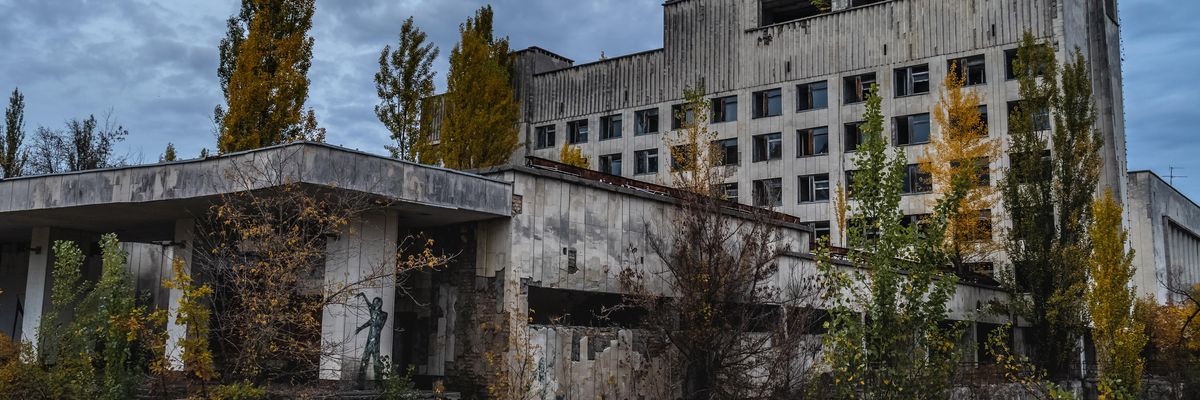 Egy omladozó ház Csernobilban.