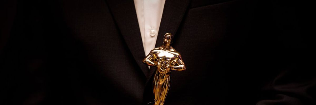 egy Oscar-szobor egy férfi kezében