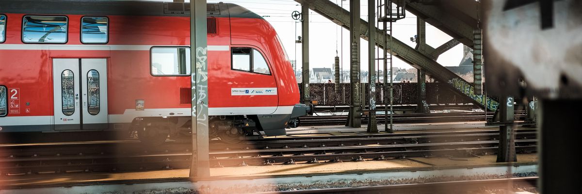 Egy piros-fehér színű vonat Németországban.