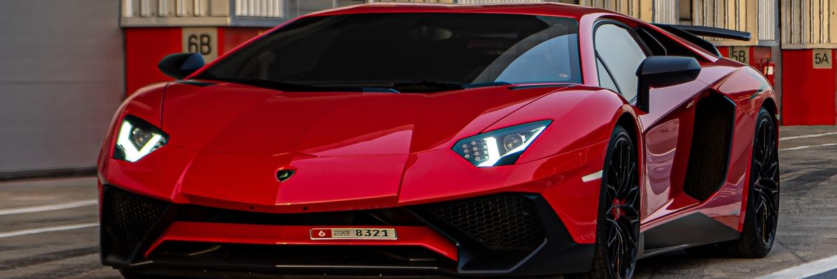 Egy piros Lamborghini.