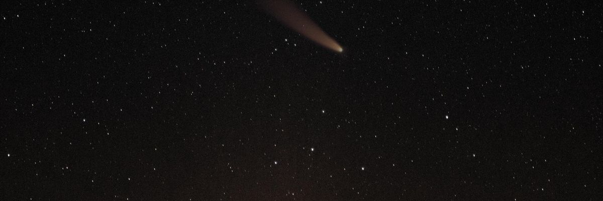 Egy repülő aszteroida az égen