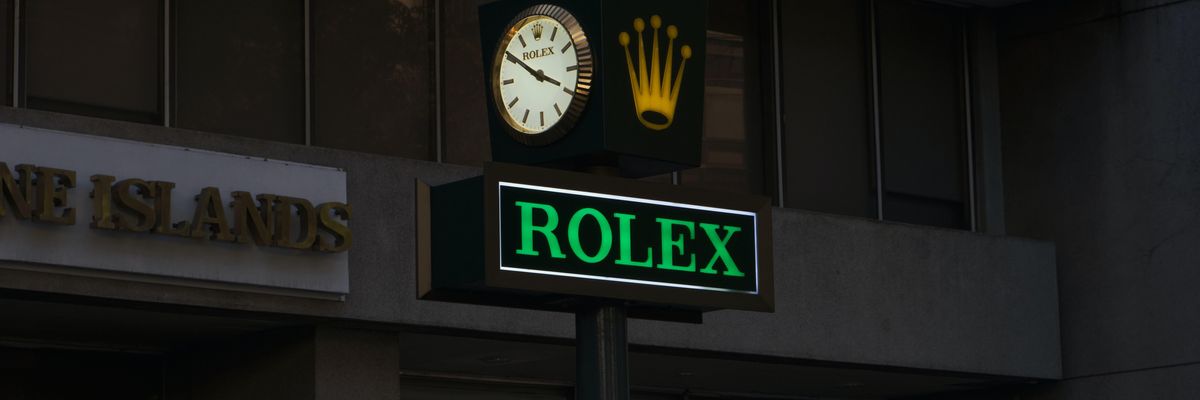 Egy Rolexet hirdető utcai óra.
