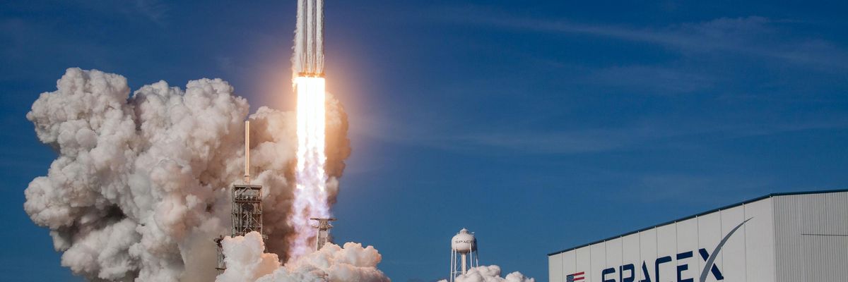 Egy SpaceX rakéta felszáll.