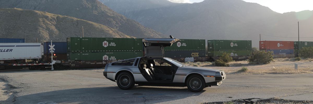 Egy szürke DeLorean-autó.