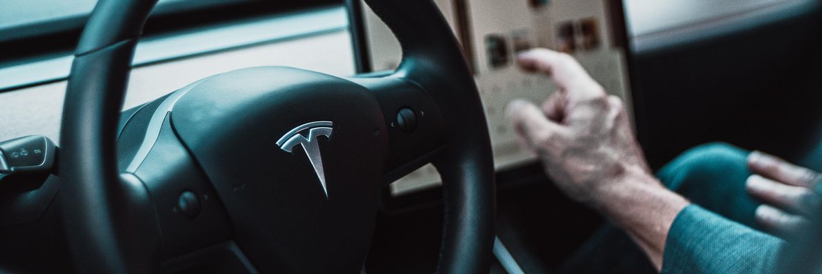 Egy Tesla-autó belső tere.