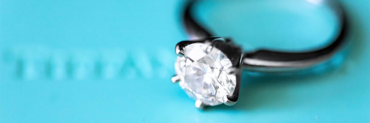 Egy Tiffany & Co. gyűrű.