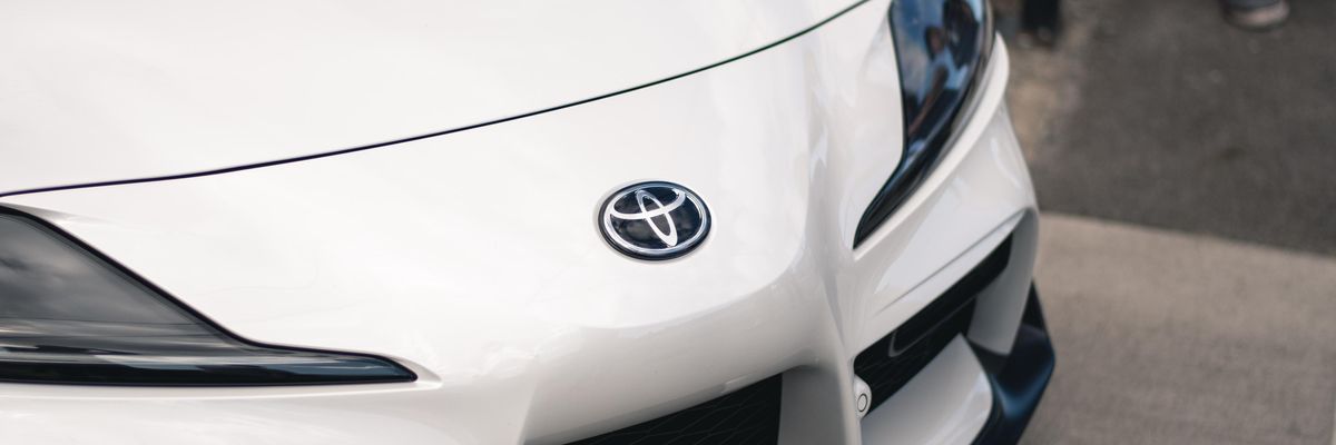 Egy Toyota Supra eleje.