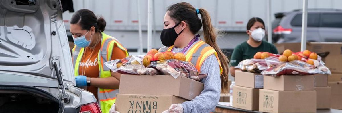 élelmiszerbank dolgozói pakolják a doboz élelmiszereket