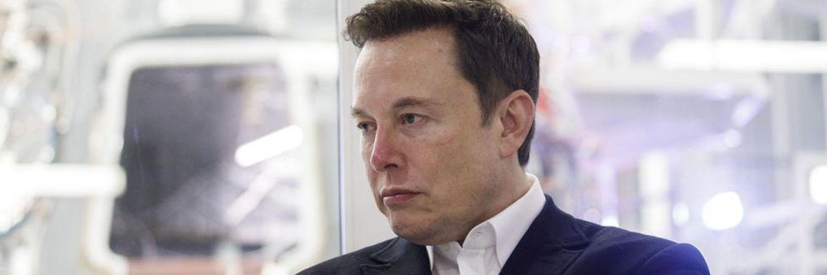 Elon Musk, a SpaceX főnöke töpreng 