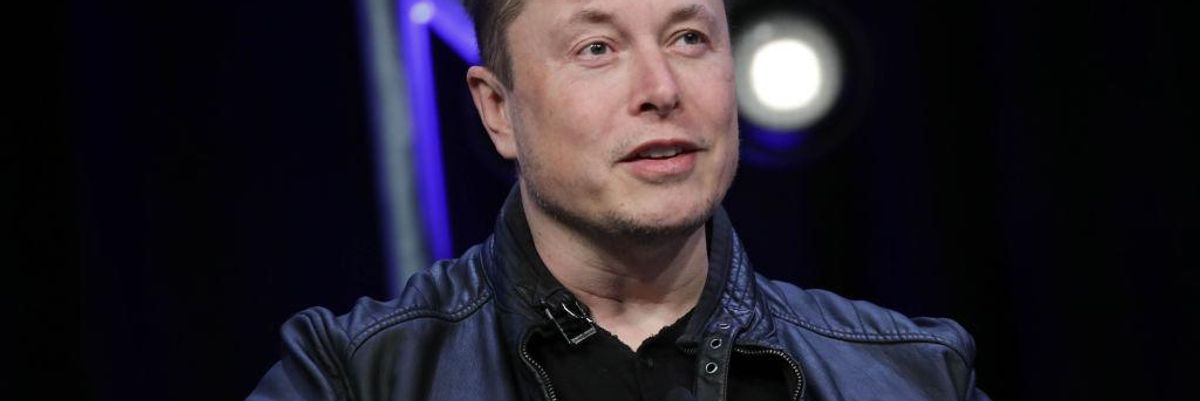 Elon Musk egy bemutatón beszél.