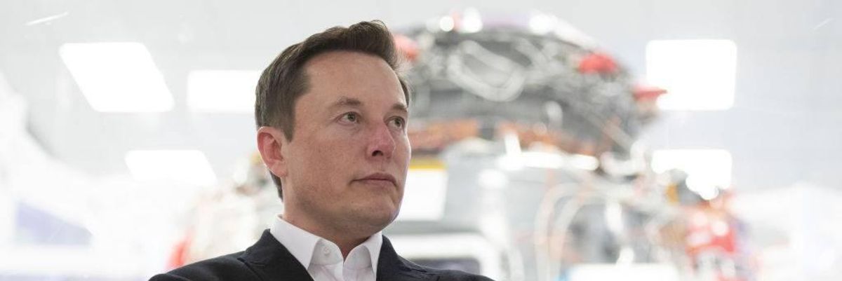 Elon Musk egy fekete zakóban.