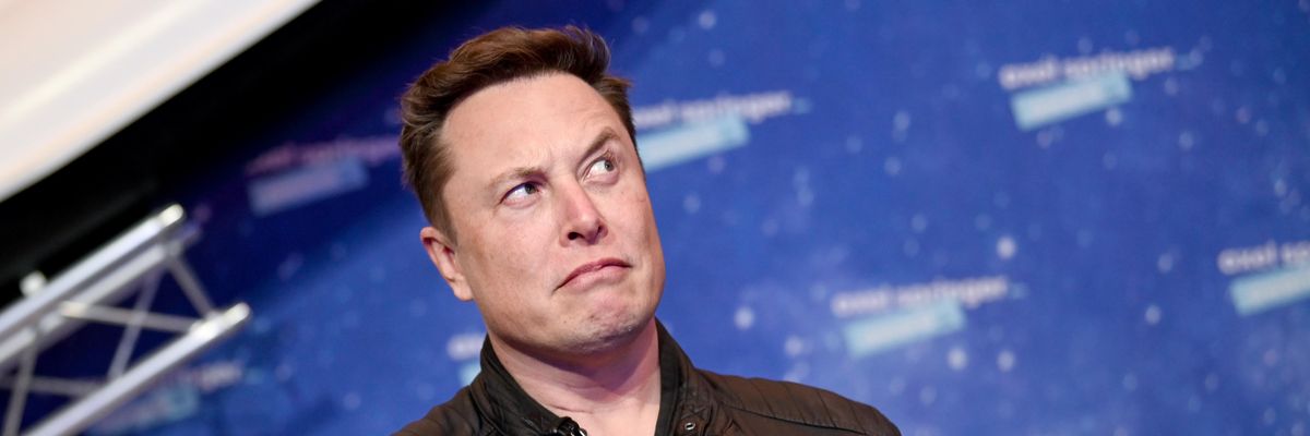 Elon Musk furcsán néz.