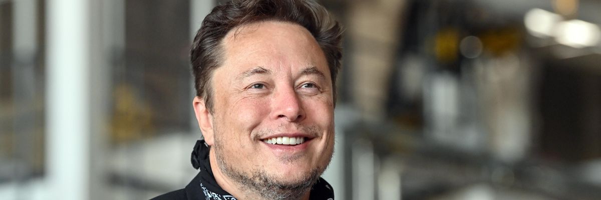 Elon Musk mosolyog.
