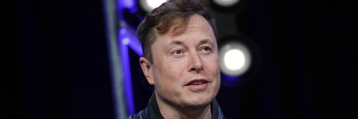 Elon Musk néz maga elé.