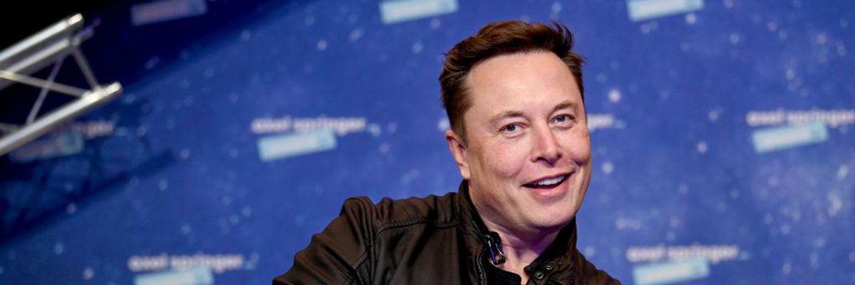 Elon Musk pózol a fotósoknak