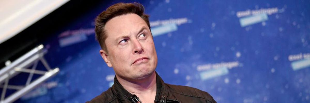 Elon Musk viccesen néz.