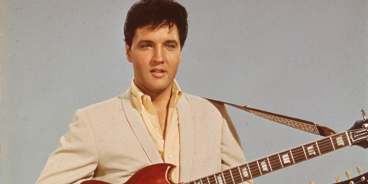 Elvis Presley egy gitárral a kezében.