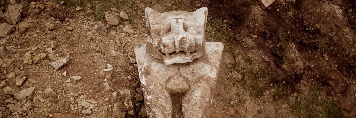 erzsébet királynél sisi sissi hercegnő oroszlánszobra a budai várban egy régészeti feltáráson a földben