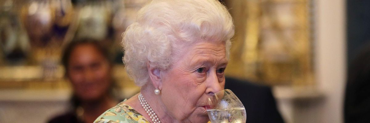 Erzsébet királynő iszik 