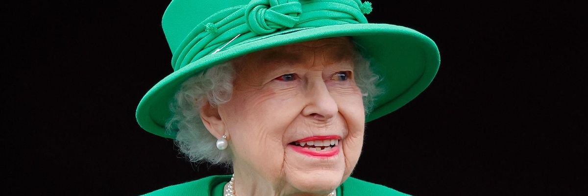 erzsébet királynő mosolyog zöld kalapban