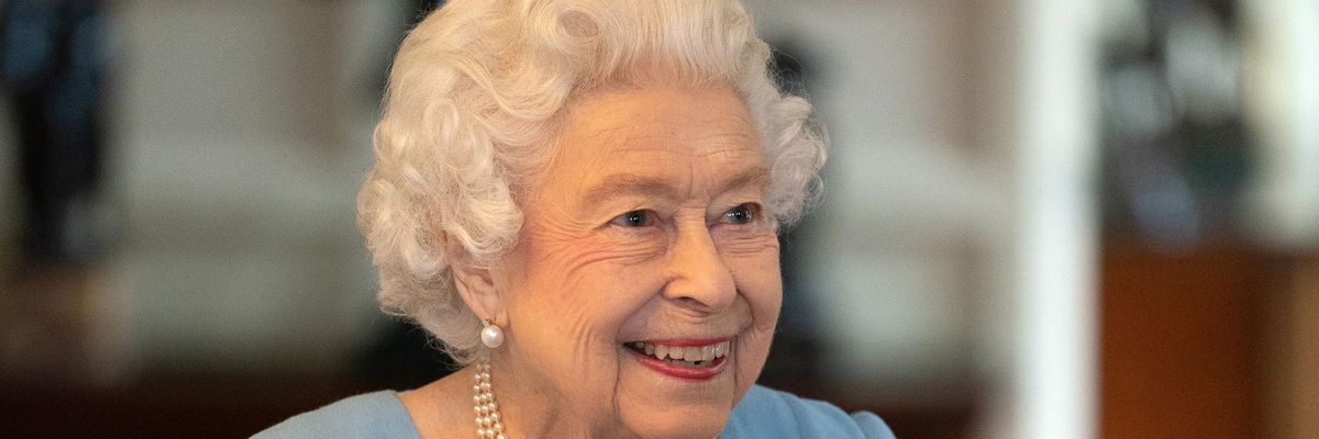Erzsébet királynő mosolyog 