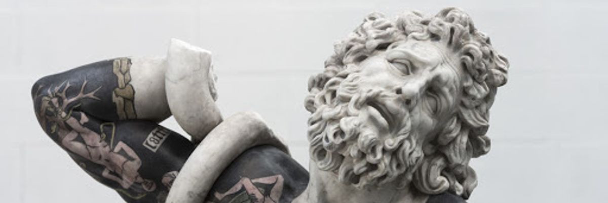 Fabio Viale olasz művész tetovált szobra