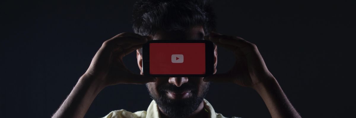 férfi youtube-al a fején