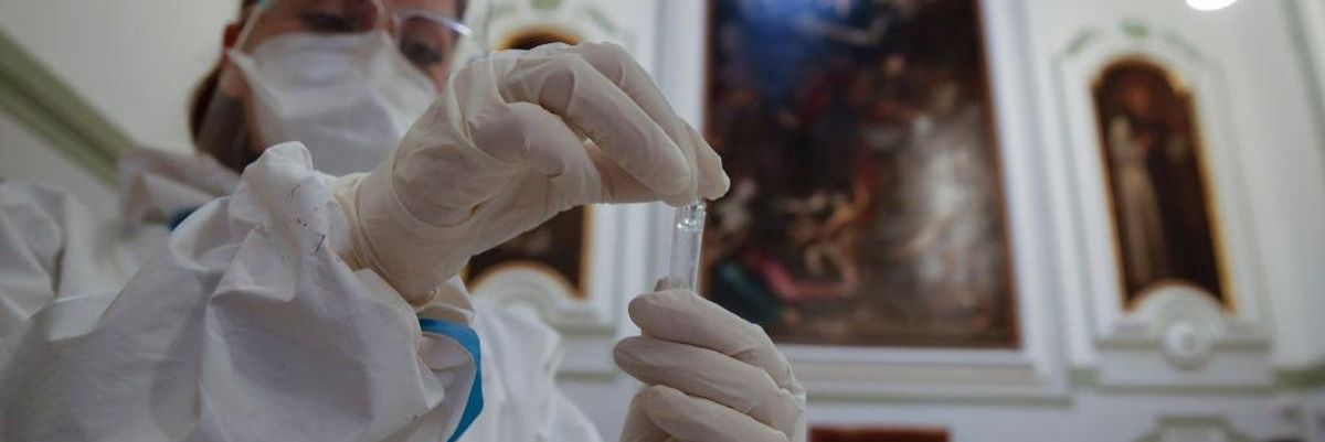 fiola nő védelmi felszerelésben szemüveg maszk festmény terem koronavírus kesztyű vizsgál