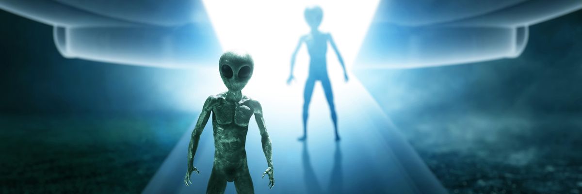 földönkívüliek kiszálnak egy UFO-ból