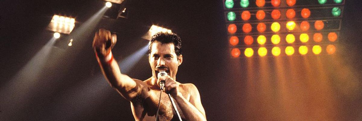Freddie Mercury koncert közben.