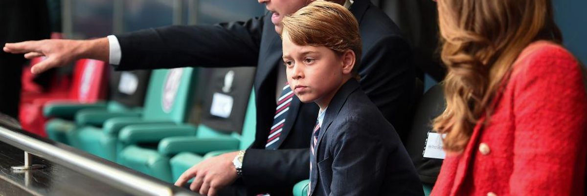 György herceg a szüleivel egy futballmeccsen.