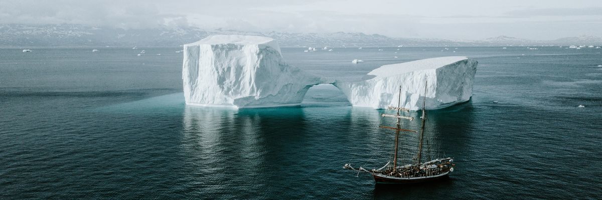 Hajó egy jéghegy mellet a Jeges-tengeren
