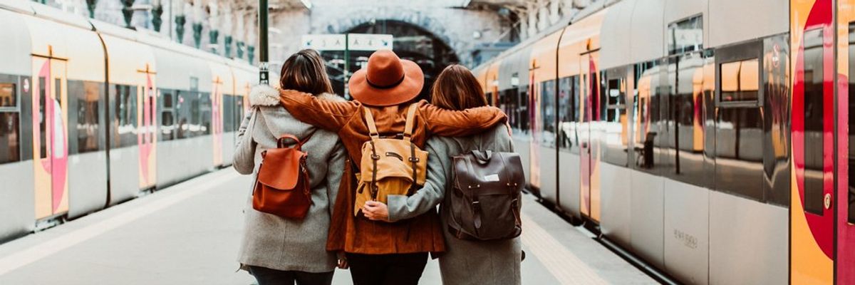 három összefogódzó fiatal a portói vasútállomáson